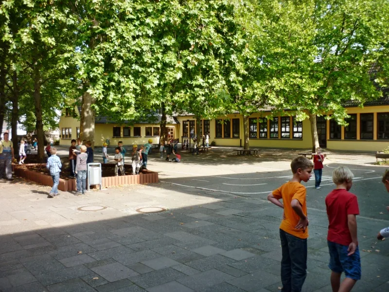 Schulhof Bild 8