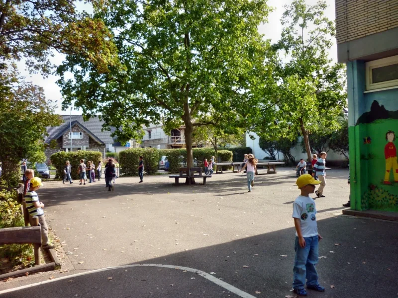 Schulhof Bild 10